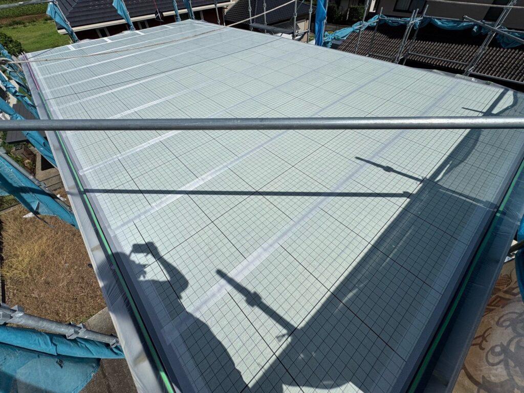 【屋上防水】<br />
自着シート貼り付け<br />
（既存の下地との隙間を作ってくれる通気性能シートになります。）